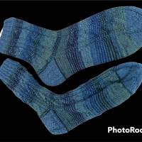 Wollsocken, Socken Gr. 42/43 handgestrickt, Haussocken mit einem angedeuteten Zopfmuster in verschiedenen Blau-/Grüntöne Bild 2