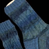Wollsocken, Socken Gr. 42/43 handgestrickt, Haussocken mit einem angedeuteten Zopfmuster in verschiedenen Blau-/Grüntöne Bild 3