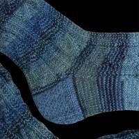 Wollsocken, Socken Gr. 42/43 handgestrickt, Haussocken mit einem angedeuteten Zopfmuster in verschiedenen Blau-/Grüntöne Bild 4