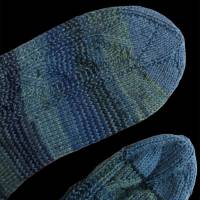 Wollsocken, Socken Gr. 42/43 handgestrickt, Haussocken mit einem angedeuteten Zopfmuster in verschiedenen Blau-/Grüntöne Bild 5