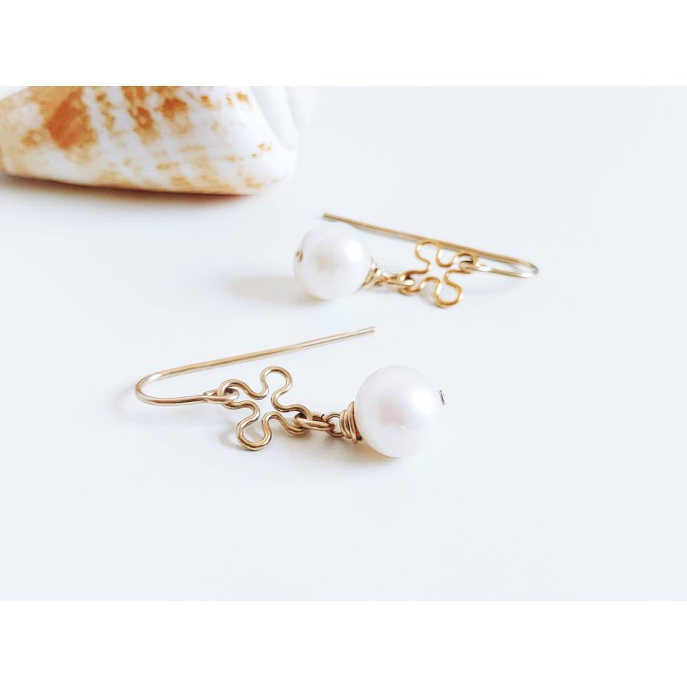 Weiße Perlen Ohrringe Gold filled, Ohrhänger mit weißen Süßwasserperlen 9 - 10 mm Bild 1