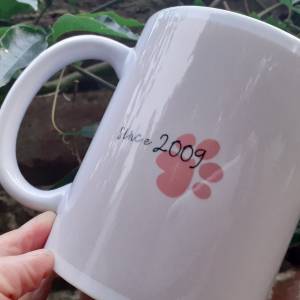 Tasse Dog Mom Hundepfote, personalisiert mit Namen und Geburtsjahr, Keramiktasse Bild 2