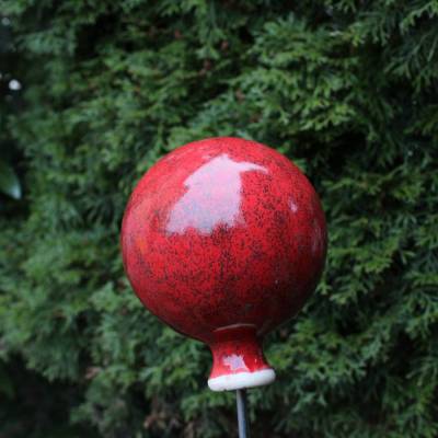 Rosenkugel rot, Gartenkugel, Beetstecker, Gartenkeramik, Gartenstecker,