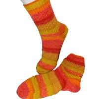 handgestrickte Socken, Größe 38/40, 4fach Sockenwolle von Gründl, mit Schüppchen-Muster, Orange Rosa Gelb Bild 3