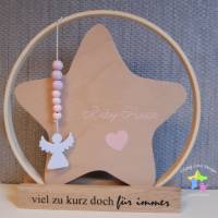 Geschenk für ein Sternkind im Rahmen, Ring mit personalisierbar Holzstern mit Plott und Perlenkette in Regenbogenfarben Bild 1