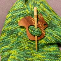 Sehr schöne Tuchnadel Schalnadel Eichhörnchen Eichkatze, die Nadel ist von Hand gedrechselt, aus gestocktem Wurzelstock Bild 4