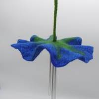 Windspiel blau, Klangblüte mit Klangstäben für Terrasse, Wohn- oder Babyzimmer, Mobile als Wohndekoration, Filzblume Bild 1