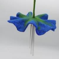 Windspiel blau, Klangblüte mit Klangstäben für Terrasse, Wohn- oder Babyzimmer, Mobile als Wohndekoration, Filzblume Bild 3