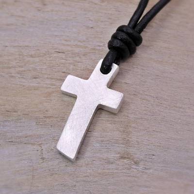 Silberkreuz "Kleiner Vitus" mit Lederband, Geschenk zur Kommunion kleines silbernes Kreuz, Gravur möglich