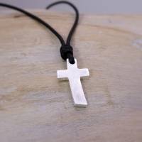 Silberkreuz "Kleiner Vitus" mit Lederband, Geschenk zur Kommunion kleines silbernes Kreuz Bild 2