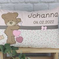 Personalisiertes Kinderkissen zur Geburt oder Taufe. Mit  dem Motiv Teddy in rosa-beige aus Baumwollstoff. Bild 1