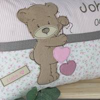 Personalisiertes Kinderkissen zur Geburt oder Taufe. Mit  dem Motiv Teddy in rosa-beige aus Baumwollstoff. Bild 2