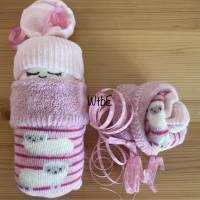 Windeltorte Schaf, mit Windelbaby, Mütze, Lätzchen, Socken und Schäfchen, mit Name personalisiert Bild 3