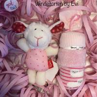 Windeltorte Schaf, mit Windelbaby, Mütze, Lätzchen, Socken und Schäfchen, mit Name personalisiert Bild 4