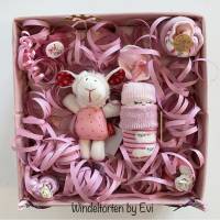 Windeltorte Schaf, mit Windelbaby, Mütze, Lätzchen, Socken und Schäfchen, mit Name personalisiert Bild 5
