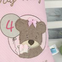 Personalisiertes Kinderkissen zum Geburtstag. Mit kleinem Teddy rosa, beige, aus Baumwollstoff. Bild 3