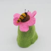 Eierwärmer Blume mit Biene, Tischdekoration handgefilzt, Eierhütchen zur Osterzeit, Filzblume, Wohndekoration Bild 1