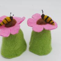 Eierwärmer Blume mit Biene, Tischdekoration handgefilzt, Eierhütchen zur Osterzeit, Filzblume, Wohndekoration Bild 3