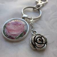 Schlüsselanhänger Anhänger Rose Blume Rosa Grün mit Charm "Romantique" Bild 1