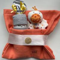 kleine Windeltorte mit Rassel Ente, Babygeschenk neutral, kreatives Geschenk zur Geburt Bild 5