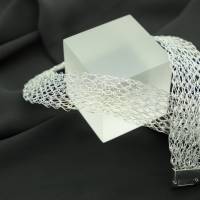 flaches Silbercollier für Damen mit transparent funkelnden böhmischen Kristallen Bild 2