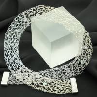flaches Silbercollier für Damen mit transparent funkelnden böhmischen Kristallen Bild 3