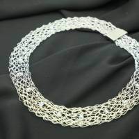 flaches Silbercollier für Damen mit transparent funkelnden böhmischen Kristallen Bild 5