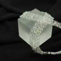 flaches Silbercollier für Damen mit transparent funkelnden böhmischen Kristallen Bild 6