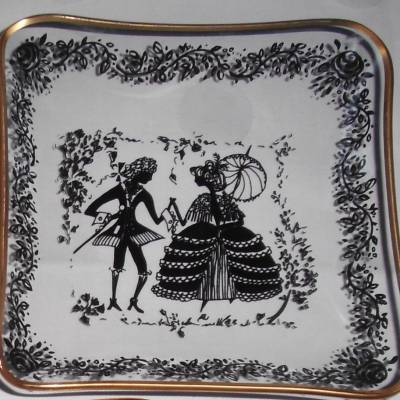 Teller und Platten aus Olbernauer Glas mit schwarzem Rokokkomotiv aus den 1980ern