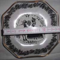 Teller und Platten aus Olbernauer Glas mit schwarzem Rokokkomotiv aus den 1980ern Bild 4