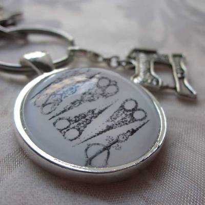 Schlüsselanhänger Nähen Nähmaschine Schere DIY Hobby Schwarz Weiß im Vintage Stil 