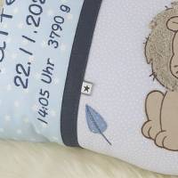 Personalisiertes Kinderkissen zur Geburt oder Taufe. Mit  kleinem Löwen blau-beige aus Baumwollstoff . Bild 2