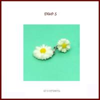 ❋ Romantische Ohrstecker "Daisy Bell Duo"  in 2 Größen, Gänseblümchen Cabochons weiß gelb, Edelstahl ❋ Bild 3