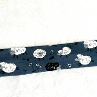 Pfiffiges Haarband aus Baumwollstoff mit Schäfchen-Motiven. Einheitsgröße durch eingefasstes Gummiband. Bild 2