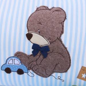 Personalisiertes Kinderkissen zur Geburt oder Taufe. Mit  kleinem Teddy und Auto in blau-braun. Für dich individuell ang Bild 2