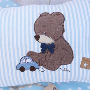 Personalisiertes Kinderkissen zur Geburt oder Taufe. Mit  kleinem Teddy und Auto in blau-braun. Für dich individuell ang Bild 3