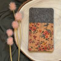 Handytasche aus Filz und Kork mit Blumenmuster, maßgeschneidert für dein Handy Bild 3