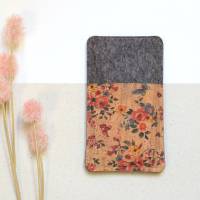 Handytasche aus Filz und Kork mit Blumenmuster, maßgeschneidert für dein Handy Bild 8