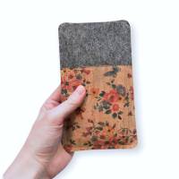 Handytasche aus Filz und Kork mit Blumenmuster, maßgeschneidert für dein Handy Bild 9