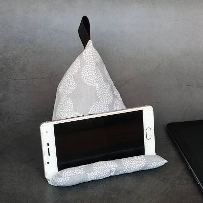 Handykissen / Sitzsack Pyramide BLUMEN-TUPFEN Smartphonestütze als Handyhalter | mit Kirschkernfüllung | RÄUBERKIND