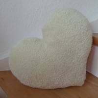 Herz-Kissen 'Herzensmensch' mit Schaf-Fell-Imitat-Rückseite, Unikat Bild 3