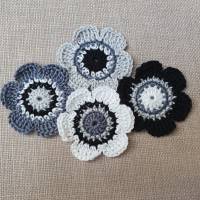 4er-Set Häkelblumen in monochromen Farben schwarz grau weiss Bild 1