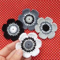 4er-Set Häkelblumen in monochromen Farben schwarz grau weiss Bild 4