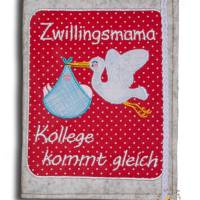 Bestickte Mutterpasshülle für Zwillingsmama aus Wollfilz mit recyceltem Leder und personalisiertem Monogramm Geschenke Bild 1