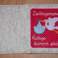 Bestickte Mutterpasshülle für Zwillingsmama aus Wollfilz mit recyceltem Leder und personalisiertem Monogramm Geschenke Bild 3