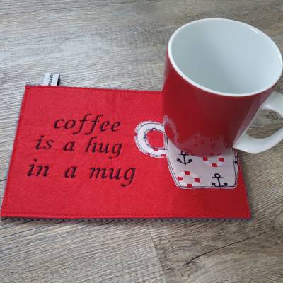 Mug Rug/Untersetzer/Tassenteppich "coffee is a hug in a mug"