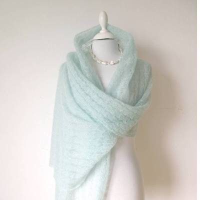 Duftiger Brautschal aus Mohair in Aquamarinblau, Hochzeitsstola gestrickt, weiches Umschlagtuch