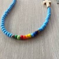 Bunte Kinderkette' mit einem Howlithkreuz und Rocailles in Regenbogenfarben Bild 2