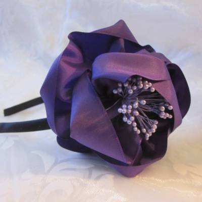 Festlicher Haarreif in Lila und Flieder mit romantischer Taftblume 