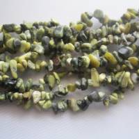 Australische Jade Chips Perlen 5 mm - 8 mm ein Strang Bild 1